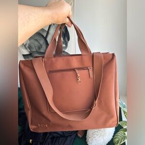 Béis East to West Tote Bag in Maple